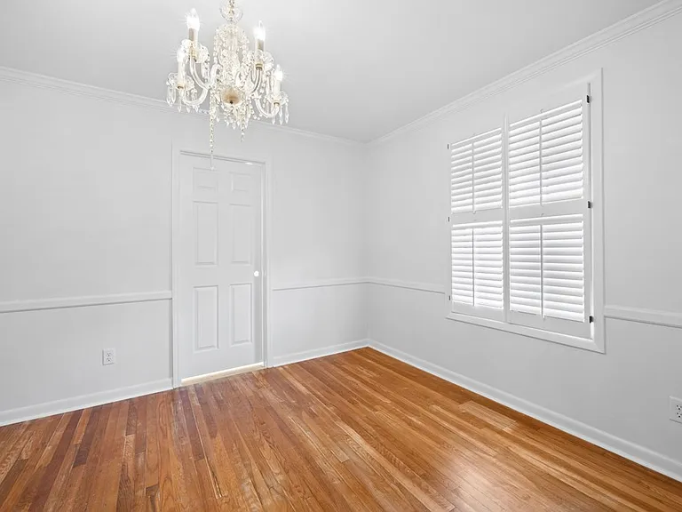 2421 Westwood Dr — Photo 10