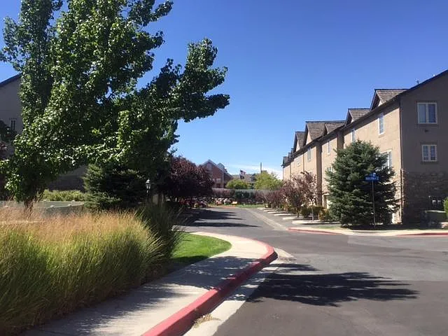 2 bed, 2.5 bath, 1834 sqft, $2,150 — Photo 3