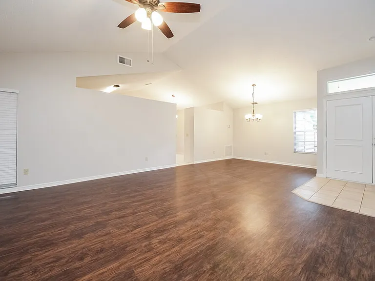 711 White River Dr — Photo 2