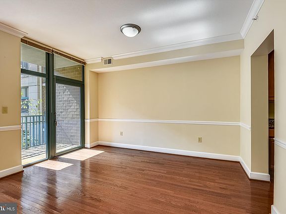 5th image of 502 W Broad St APT 221