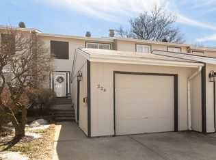 226 Pinewood Ln, Bloomingdale, IL 60108