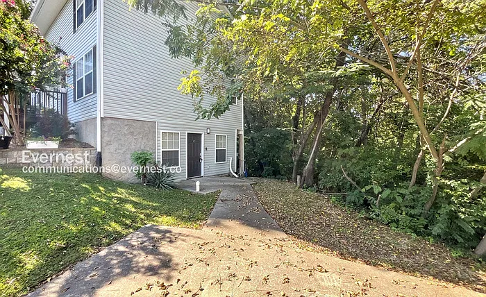 2 bed, 1.0 bath, 990 sqft, $999 — Photo 1