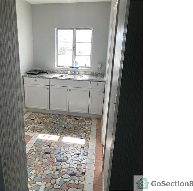 1st image of 915 N J St APT 4
