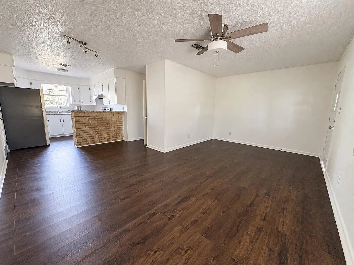 3 bed, 1.5 bath, 1050 sqft, $1,400 — Photo 2