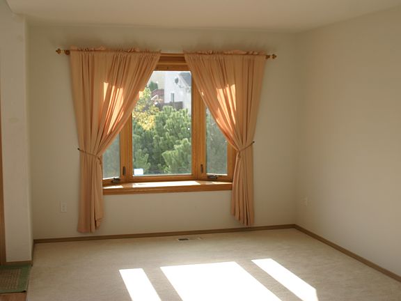 01 Living Room w/Bay Window