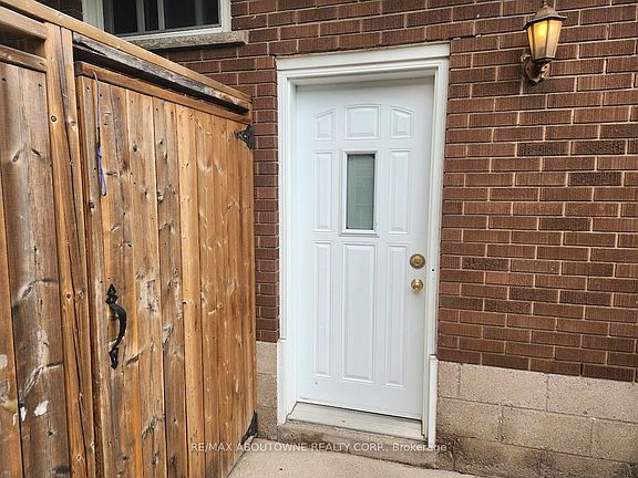 3rd image of 18 Greeningdon Dr