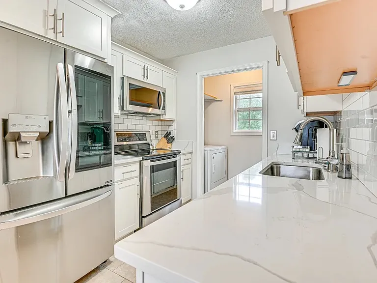 413 Caney Ln — Photo 8