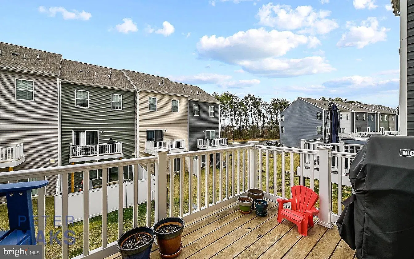 4 bed, 2.5 bath, 2200 sqft, $3,400 — Photo 2