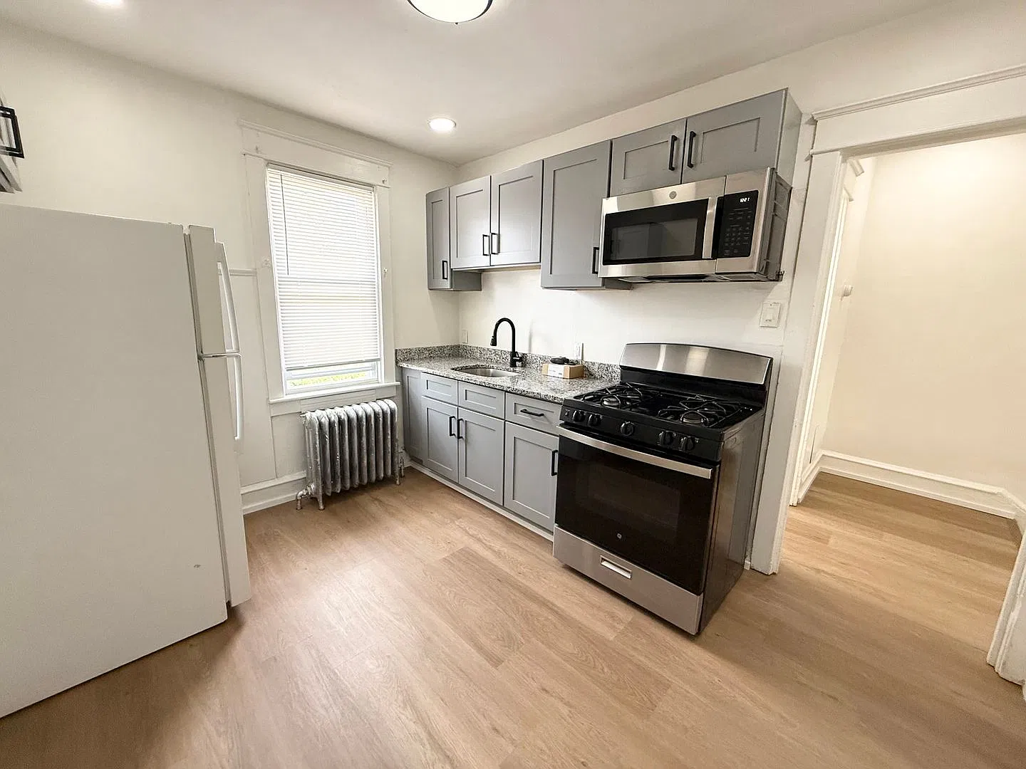 Charming 2-Bedroom Apartment in Lansdowne! Available NOW! — Photo 3