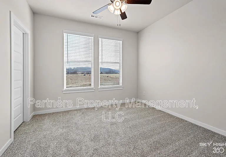 289 S Neon Ave — Photo 17