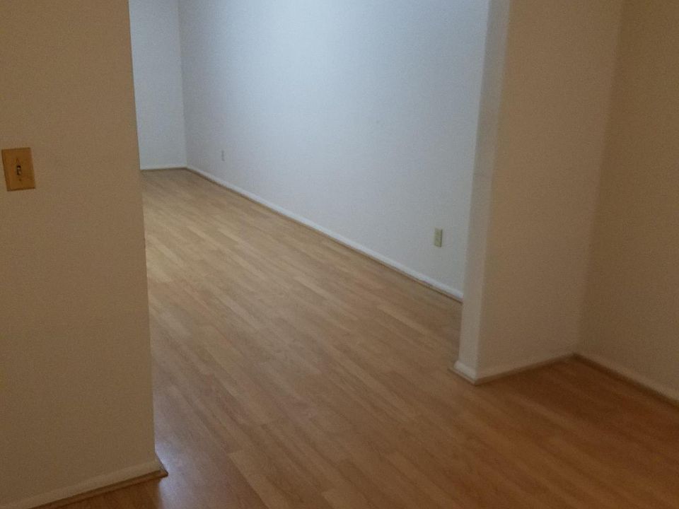 1st image of 108 Stornoway Dr W #108