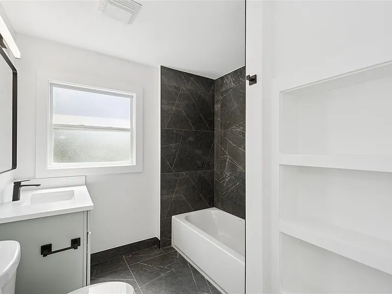 2655 Bay St — Photo 17
