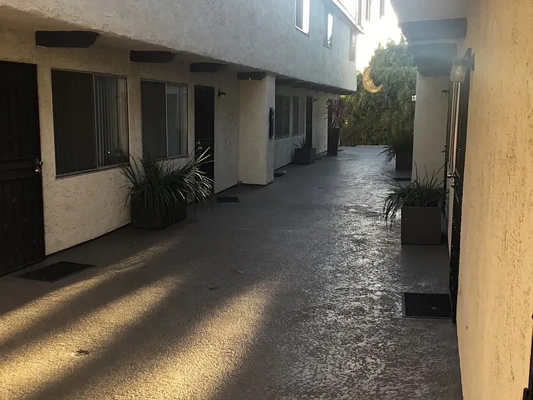 COMPLETELY REMODELED TOWNHOUSE FOR RENT — Photo 4