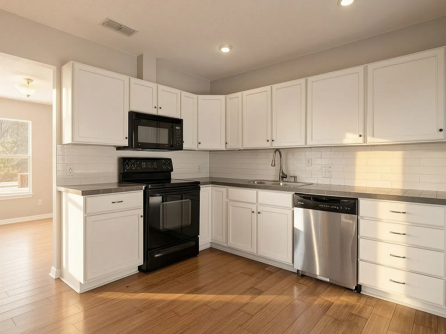2 bed, 800 sqft, $1,675 — Photo 2