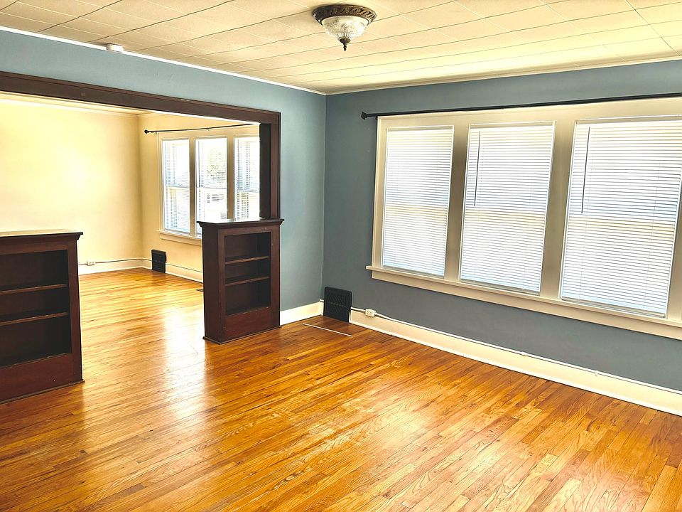 1st image of 427 W 11th St