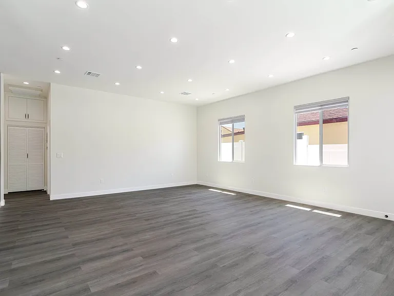 10654 Nassau Ave — Photo 8