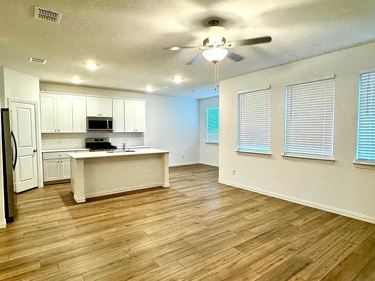 1012 Longleaf Ln — Photo 2