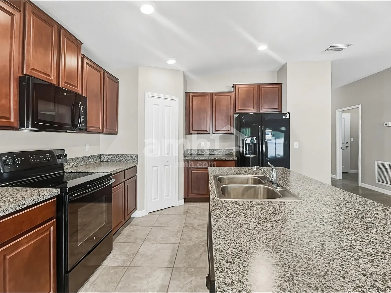 4 bed, 2.0 bath, 1936 sqft, $2,380 — Photo 3