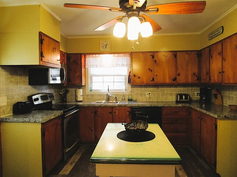 22 Birch St — Photo 4