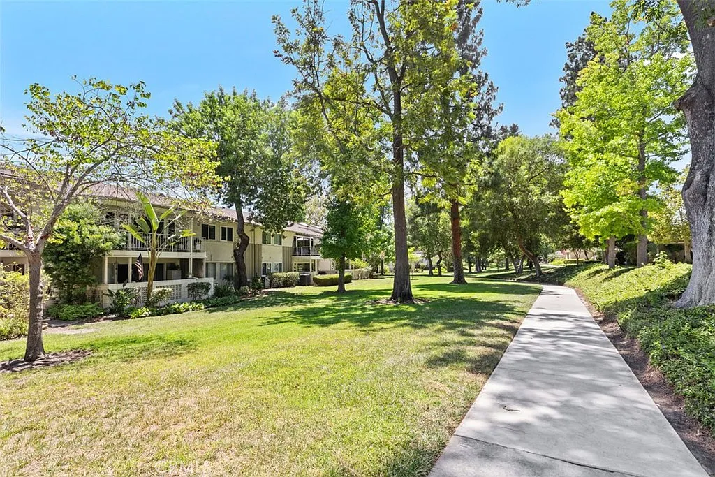 2 bed, 1040 sqft, $2,700 — Photo 3