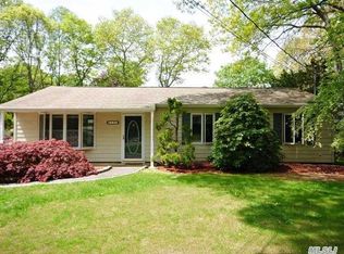 14 Seneca Trl, Ridge, NY 11961