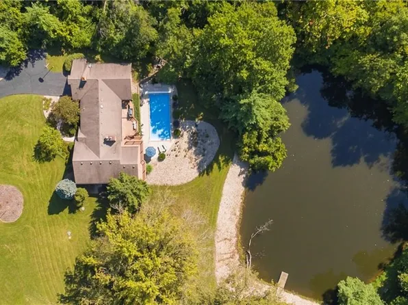 9885 N Woodland Dr, Mooresville, IN 46158