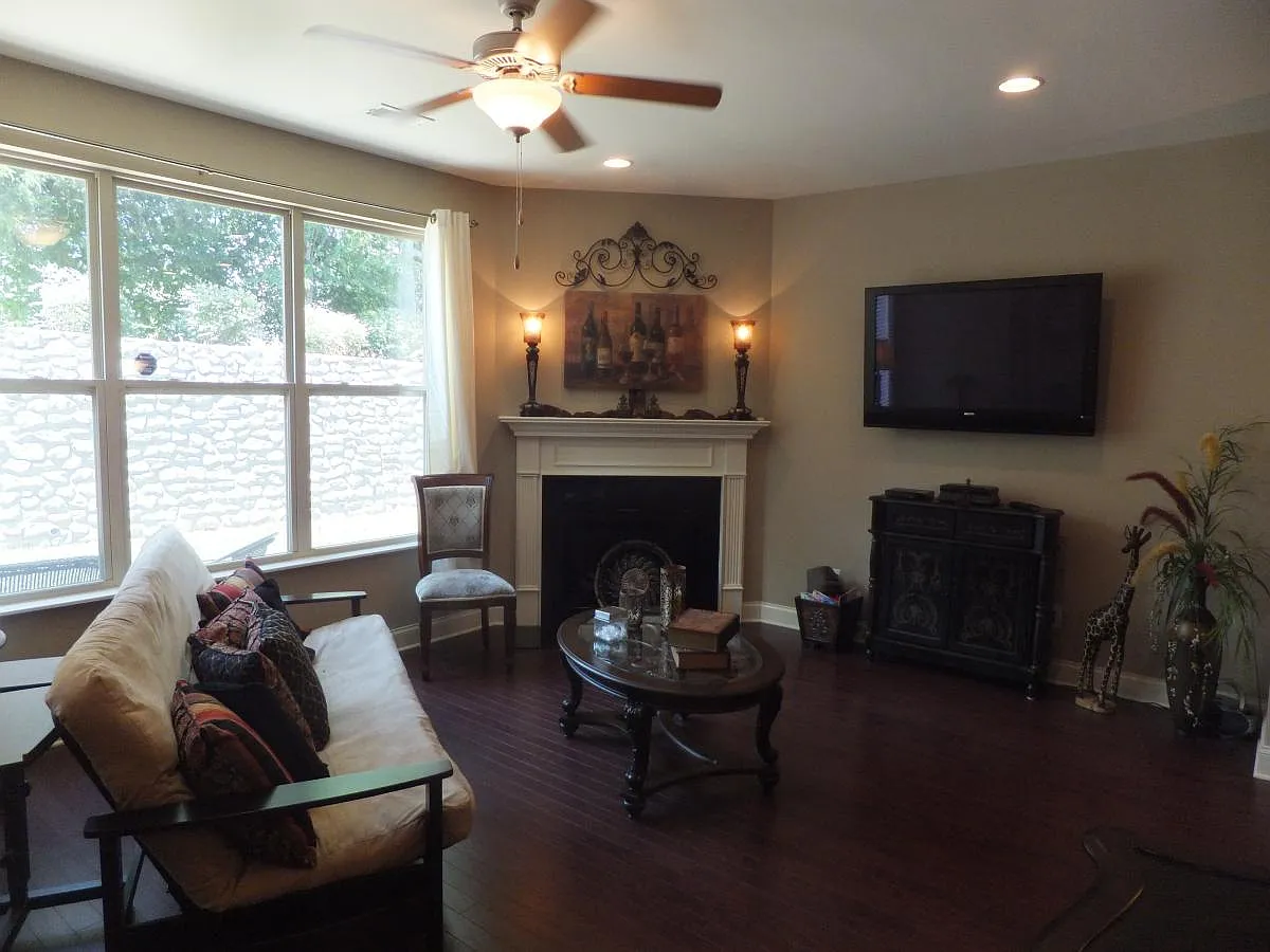 3 bed, 2.5 bath, 1670 sqft, $2,100 — Photo 3