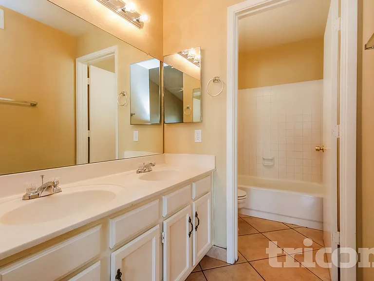 102 W Ivyglen St — Photo 10