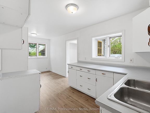3rd image of 6 Kitchen Rd N