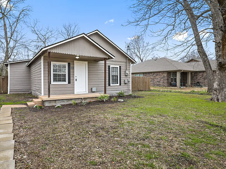 1009 Oak St — Photo 2