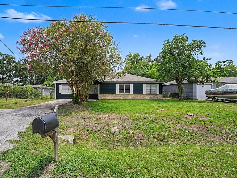 8433 Woodlyn Rd — Photo 2