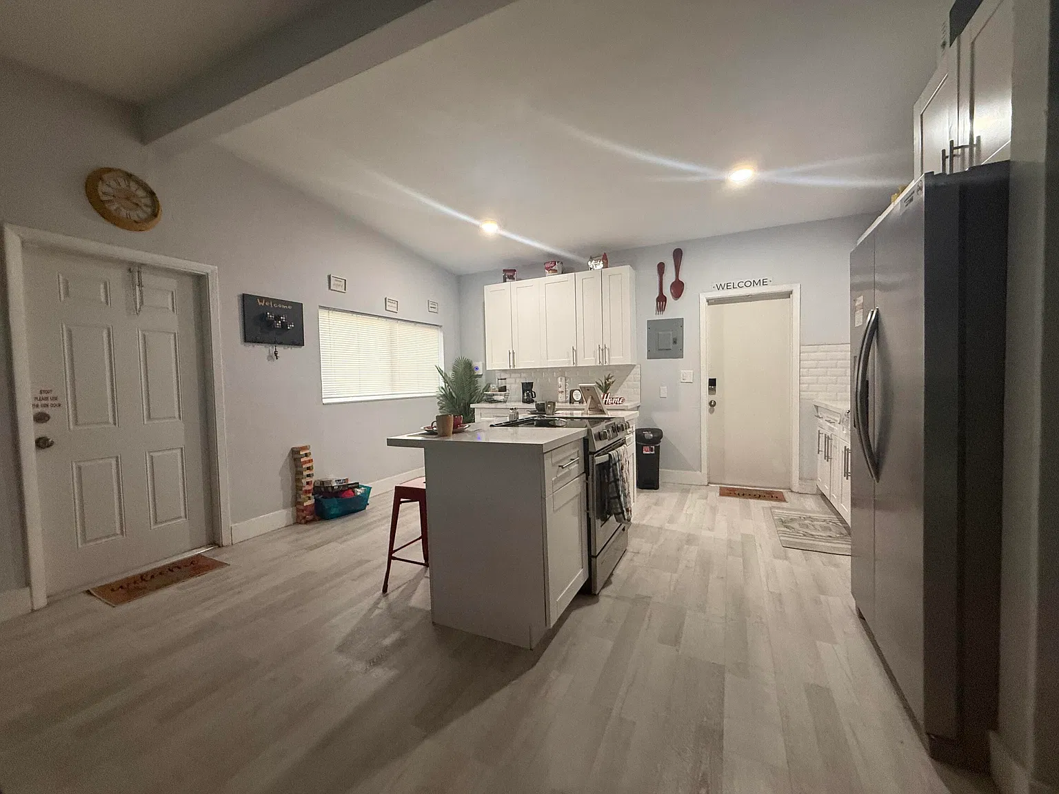 3 bed, 2.0 bath, 1144 sqft, $3,300 — Photo 3