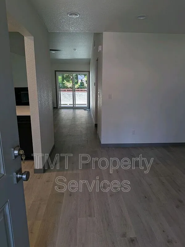 3 bed, 2.0 bath, 1322 sqft, $2,400 — Photo 3