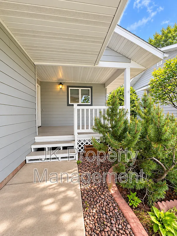 3 bed, 3.0 bath, 2190 sqft, $2,050 — Photo 2