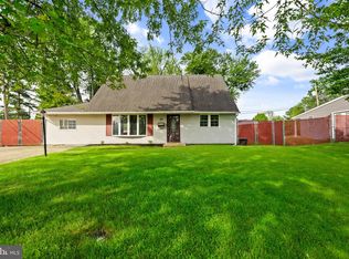 95 Twin Oak Dr, Levittown, PA 19056