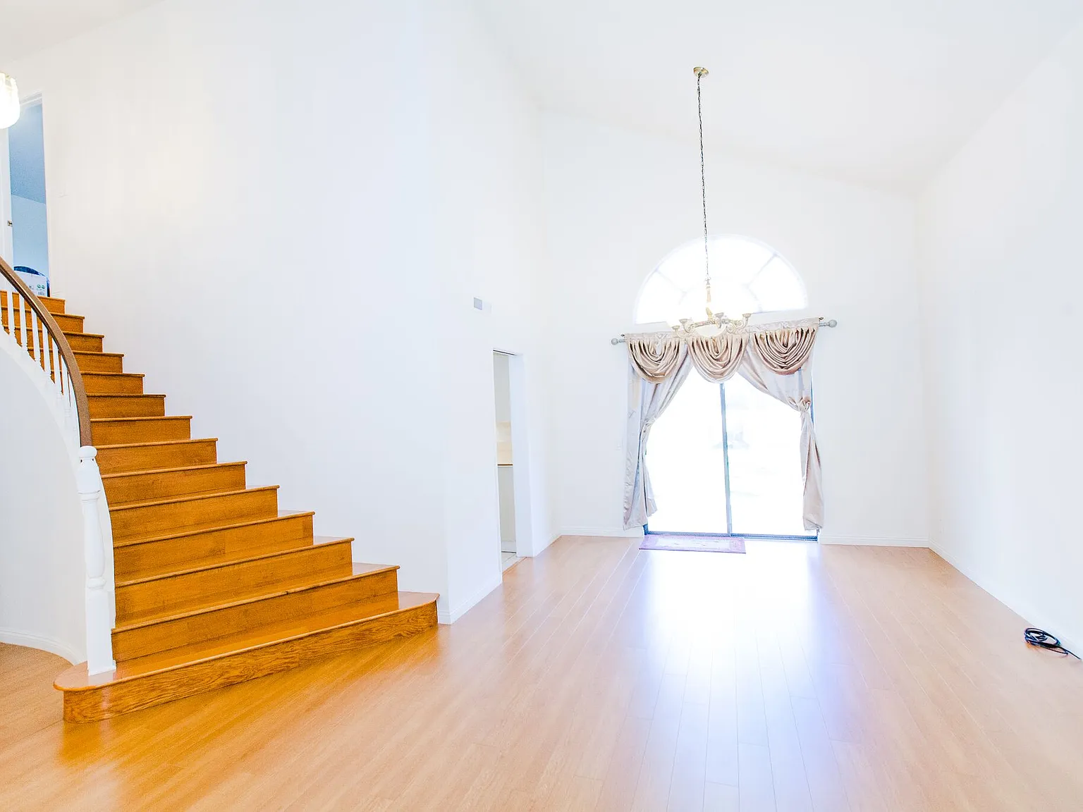 4 bed, 2.5 bath, 2265 sqft, $4,850 — Photo 3