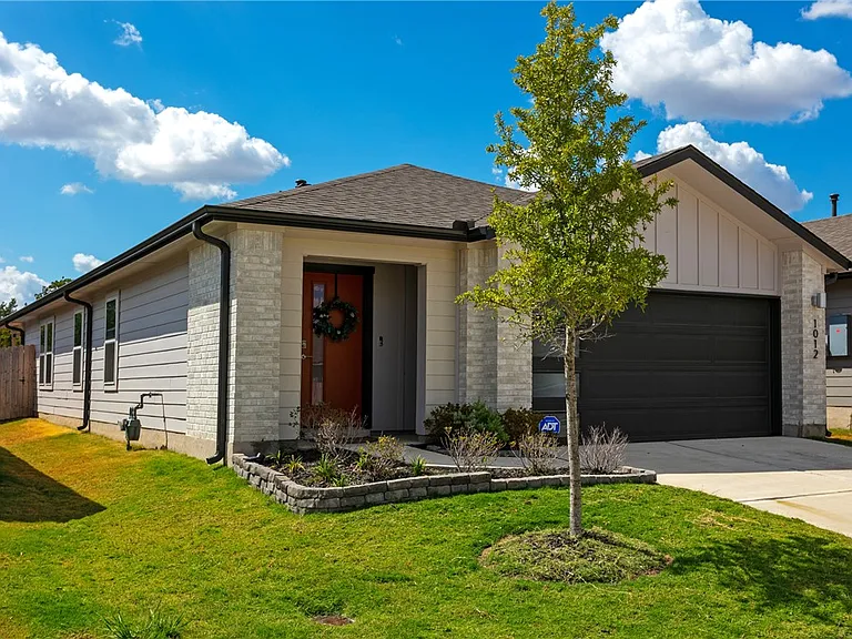 1012 Amistad Loop — Photo 2