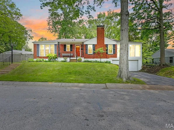 928 Golf Course Dr, Saint Louis, MO 63132