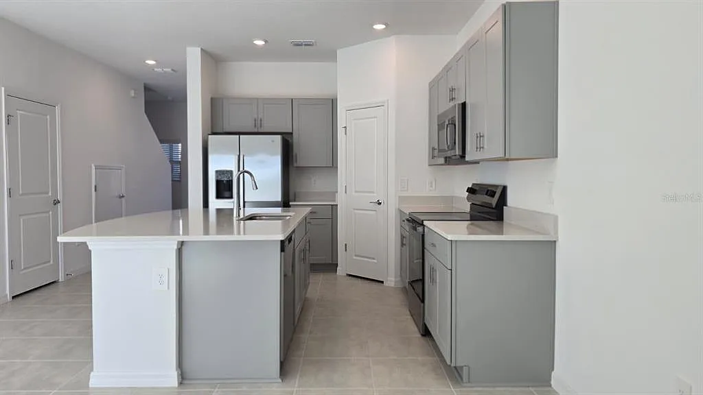 3 bed, 2.5 bath, 1407 sqft, $1,950 — Photo 3