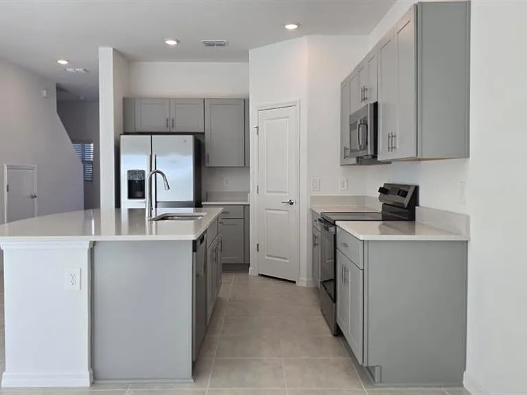 2220 Portrait St — Photo 3