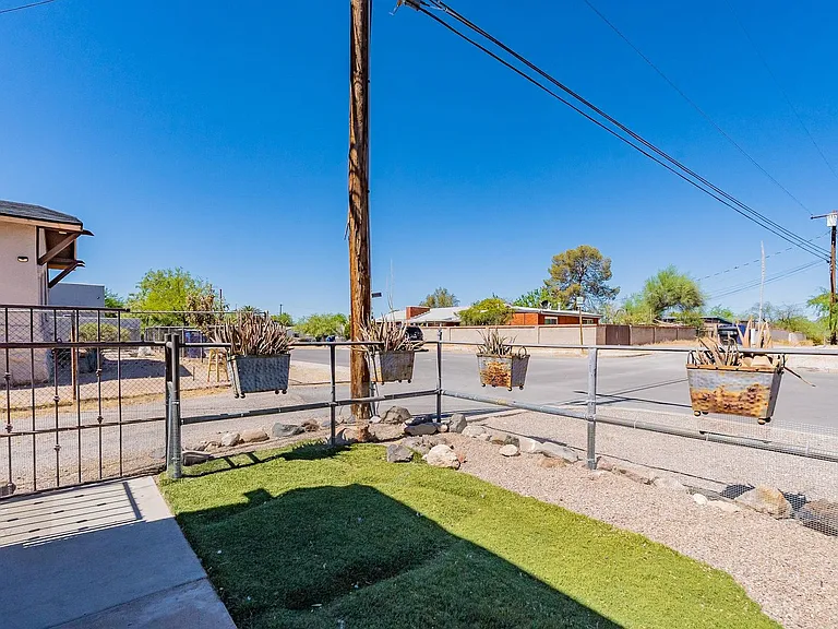 1926 N. Fremont Ave. — Photo 27