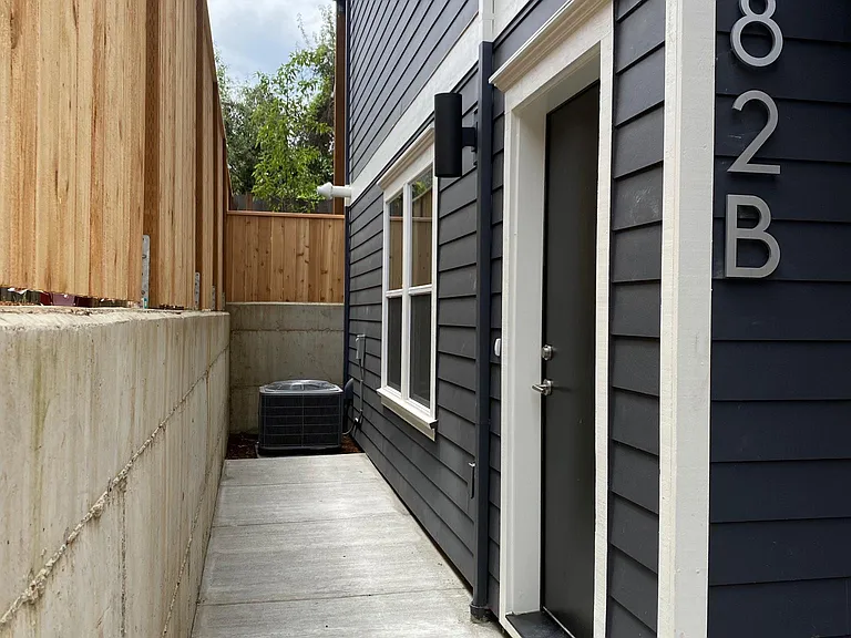 82 NE Shaver St #B — Photo 1