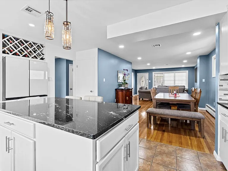 1016 E Elm St — Photo 3