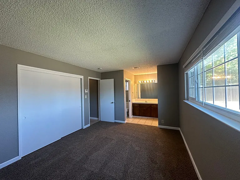 1175 E Edison St — Photo 24