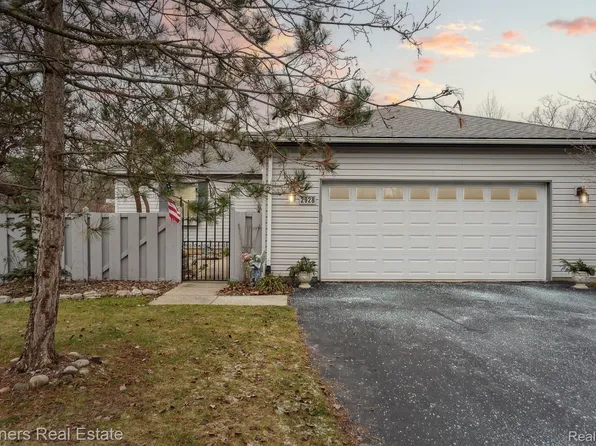 2928 W Telluride Dr, Brighton, MI 48114