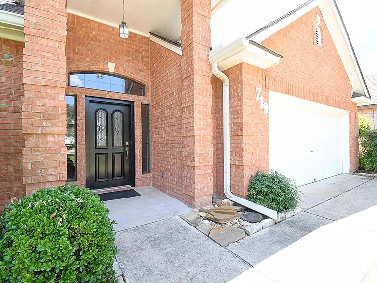 719 Oak Hollow Dr — Photo 40
