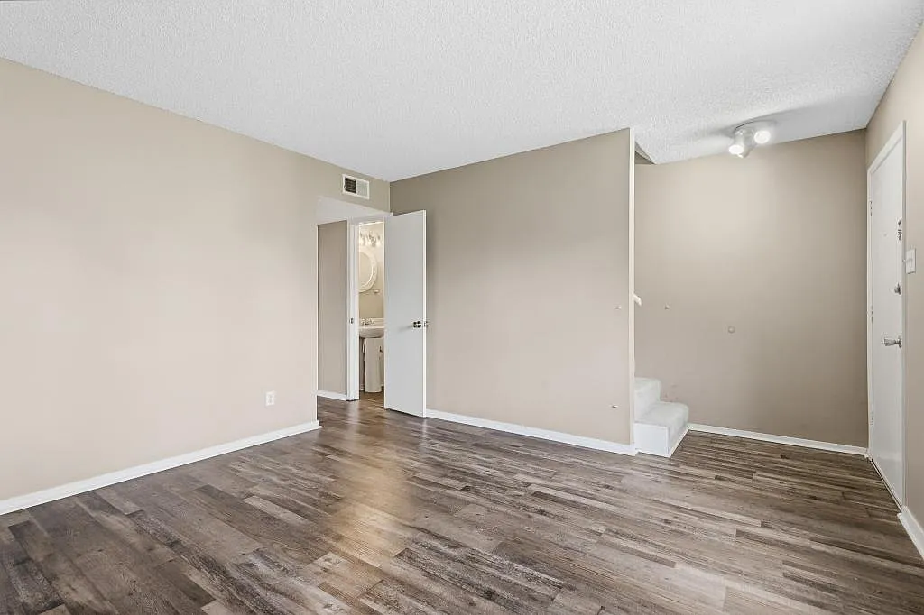 940 Manor Mall — Photo 3