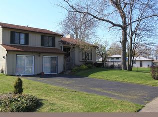 2 Glenville Dr, Rochester, NY 14606