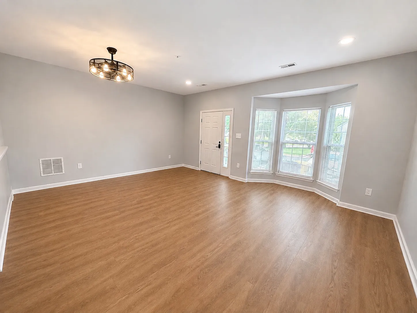 3 bed, 1572 sqft, $2,850 — Photo 2