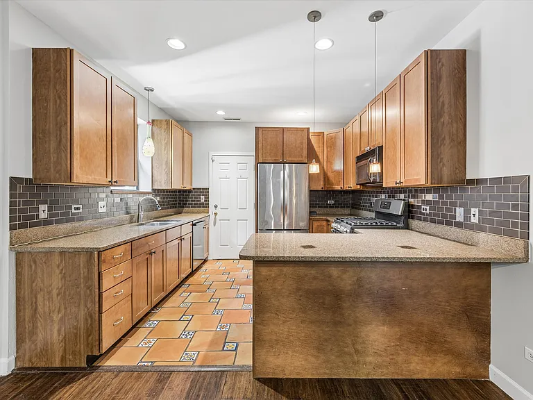 6829 N Lakewood Ave #1 — Photo 10